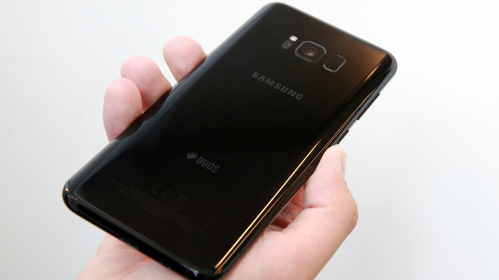 Samsung Galaxy S8 Plus Duos im Test: Die Nummer 1 noch besser! Dezenter Hinweis auf der Rückseite: Der „Duos“-Schriftzug verrät die Dual-SIM-Funktion. 