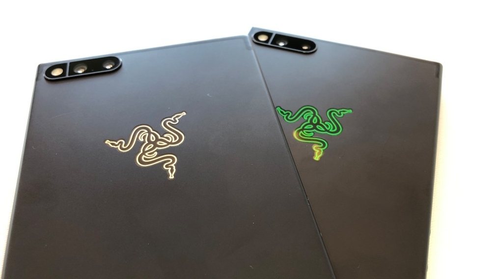 Razer Phone im Praxis-Test: DAS Gamer-Smartphone? Schlichte Rückseite aus mattem Aluminium: Das Razer-Phone ist kein Hochglanz-Smartphone, dafür besonders griffig. Die Variante mit grünem Logo ist limitiert, ausschließlich für Vorbesteller erhältlich. 
