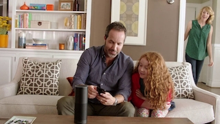 Familie im Wohnzimmer mit Amazon Echo