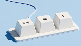 Drei große weiße Tastenkappen mit den Beschriftungen „Strg“, „Alt“ und „P“ sind auf einer weißen Leiste angeordnet und über ein Kabel verbunden. Die Tasten stehen vor einem hellblauen Hintergrund und werfen deutliche Schatten. Das Kabel verläuft von der Leiste nach links oben aus dem Bild.
