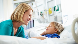 Frau spricht mit Tochter im Krankenhaus