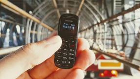 Bitte nicht runterschlucken: Das kleinste Handy der Welt!