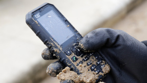 Cat B35: Robustes Outdoor-Handy im Härte-Test