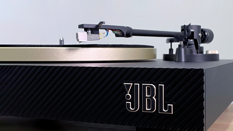 Der neue JBL Spinner lässt im Test das Vinyl rocken