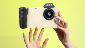 Diese Kamera fotografiert angezogene Menschen nackt