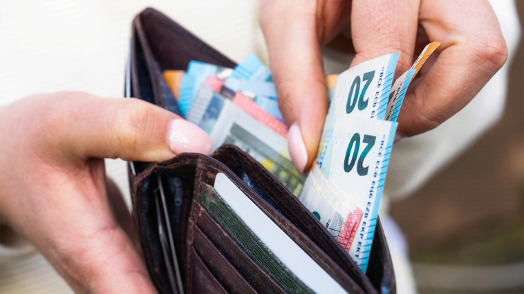 Deutsche bezahlen immer seltener mit Bargeld