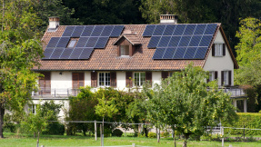 Dorf bietet Einwohnern kostenlose PV-Anlagen und Wärmepumpen
