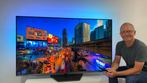 Der Philips The One PUS8909 punktet im Test als Ambilight-TV