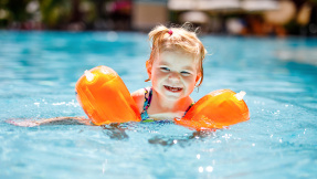 In dieser Stadt fliegen Handy-Eltern aus Schwimmbädern raus