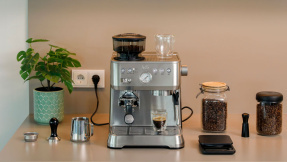 Die Solis Grind & Infuse Perfetta mahlt die Bohnen selbst