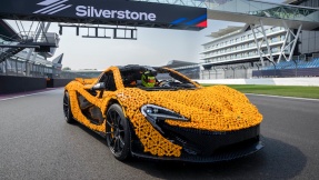 Rennwagen aus Lego meistert Formel-1-Strecke von Silverstone