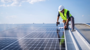 Hersteller zeigt neue Solar-Lösung für Dächer mit geringer Traglast
