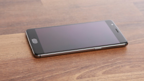 Studie belegt: Smartphone auf dem Tisch macht dumm