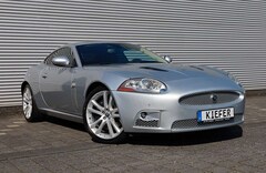 Bild des Angebotes Jaguar XKR Coupé 4.2 V8 R/ALPINE/SHZ/PDC/SitzMemory/20