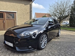 Ford Focus Focus Turnier 2.0 EcoBoost ST mit Leder-Sport-Paket