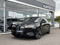 Bild des Angebotes BMW iX xDrive50 Sportpak.AHK°22-PANO°Mass.Luftfed.