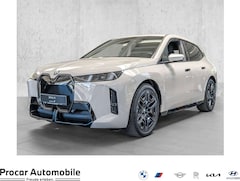 Bild des Angebotes BMW iX xDrive45 M Sport Pro 2-ACHS LUFT PA PROF ICONIC GL