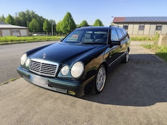 Bild des Angebotes Mercedes-Benz E 200 E 200 T Kombie mit viel Platz und TÜV W210 S210