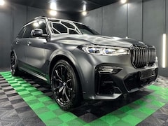 Bild des Angebotes BMW X7 M X7 M50i - Dark Shadow Edition 1/500 - Frozen Arctic Grey