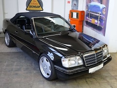 Bild des Angebotes Mercedes-Benz E 320 A124 Cabriolet in 040 schwarz mit H-Kennzeichen