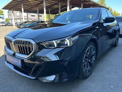 Bild des Angebotes BMW 550 e xDrive M Sportpaket *20 ZOLL*HUD*ICONIC*