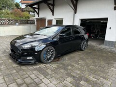 Bild des Angebotes Ford Focus Turnier 2.0 EcoBoost ST mit Leder-Sport-Paket
