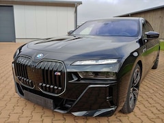 Bild des Angebotes BMW 760 M760 e xDrive B&W M Perf.Innov.Pak.. 125630 Netto