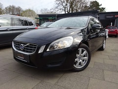 Bild des Angebotes Volvo V60 Kombi Kinetic / Navi / SHZ / Klimaautomatic