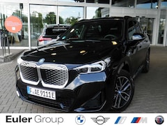 Bild des Angebotes BMW iX1 eDrive20 Sportpaket AD AHK-klappbar AHK Navi Digit