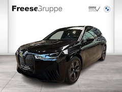 Bild des Angebotes BMW iX xDrive40 Sportpaket Head-Up HK HiFi DAB LED