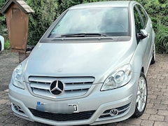 Bild des Angebotes Mercedes-Benz 200 Das Fahrzeug wurde 2012 bei Mercedes-Benz gekauft und seitdem regelmäßig gewartet und gepflegt. Er wird mit 8 Reifen