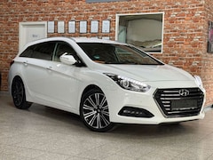 Bild des Angebotes Hyundai i40 cw blue Style-Leder-Navi-AHK-Alu 18"-Spurhal