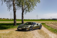 Bild des Angebotes Ferrari 296 GTB Ferrari Hybrid Warranty / Carbon / Lift / Racing Seats / Verde Masoni over Cuoio