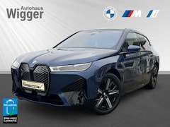 Bild des Angebotes BMW iX xDrive50/HUD/AHK/Panoramadach/Harman Kardon
