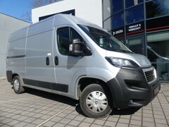 Bild des Angebotes Peugeot Boxer Kasten 330 L2H2 Premium BlueHDi SCHRÄNKE