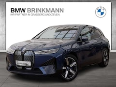 Bild des Angebotes BMW iX xDrive40 / SPORTPAKET + AHK + NAVI + HK + LMR