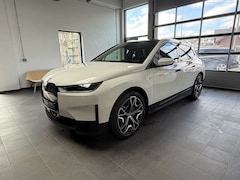 Bild des Angebotes BMW iX 40 xDrive  2 Achs-Luft_Sky_AHK_DA Prof_PA Prof_22"