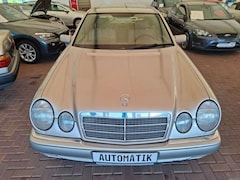 Bild des Angebotes Mercedes-Benz 230 E-Klasse Automatik 1.Hand Schiebedach