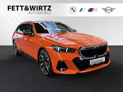 Bild des Angebotes BMW 550 e xDrive *Feuerorange*|M Sport Pro|AHK|Pano|B&W
