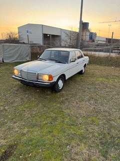 Bild des Angebotes Mercedes-Benz 230 / 1. Hand