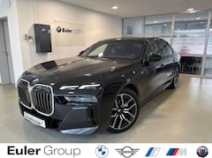 Bild des Angebotes BMW 740 d xDrive M Sport PanoSky StHzg IconGl Aktivlenkung