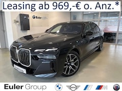 Bild des Angebotes BMW 740 d xDrive M Sport PanoSky StHzg IconGl Aktivlenkung