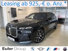 Bild des Angebotes BMW 740 d xDrive M Sport PanoSky StHzg IconGl Aktivlenkung