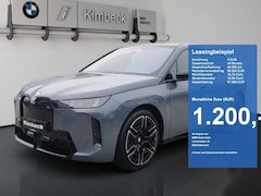 Bild des Angebotes BMW iX M70 xDrive M SPORT INDIVI STORM BAY Sitzbelüft