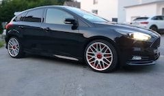 Ford Focus 2.0 EcoBoost ST mit Leder-Sport-Paket