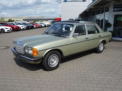 Bild des Angebotes Mercedes-Benz Baureihe 123 Baureihe 123 230 E *Automatik/ABS/SCHIEBEDACH*
