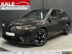 Bild des Angebotes BMW iX M60 *22Zoll*SkyLounge*SoftClose*AHK*LASER*B&W*360*
