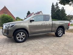 Bild des Angebotes Toyota Hilux 2.8 Extra Cab 4x4*MwSt*Guter Zustand