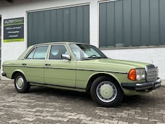 Bild des Angebotes Mercedes-Benz 230 AUTOMATIK*SCHIEBEDACH*KLIMA*OLDTIMER ZULASS