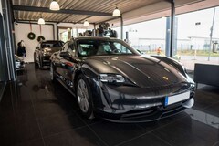 Bild des Angebotes Porsche Taycan Beifahrer Display Sport Chrono Pano